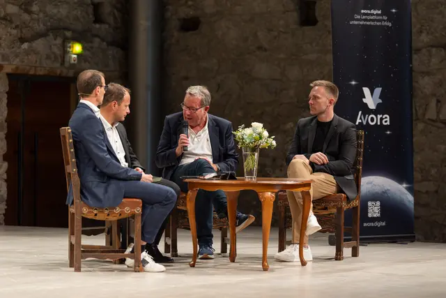 In einer Podiumsdiskussion wurde das zuvor Gehörte weiter vertieft. | Foto: Naturarkregion Reutte/Rolf Marke