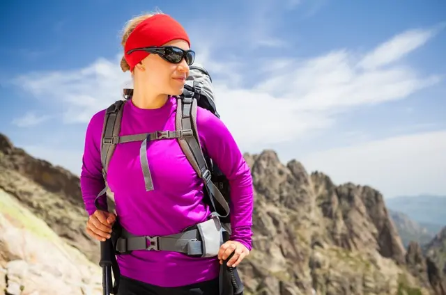 Sicher unterwegs in den Bergen: UV-Schutz sorgt für klare Sicht beim Wandern, Skifahren oder Schneeschuhwandern. | Foto: Shutterstock