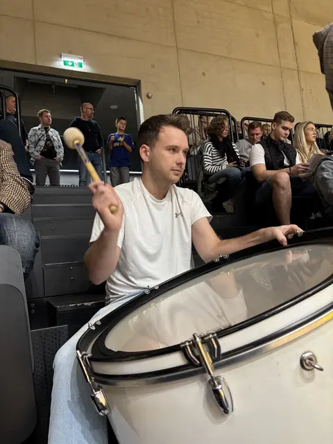 Kipcak sorgt während des Spiels für die Stimmung von den Rängen.  | Foto: MeinBezirk/Markus Kropac