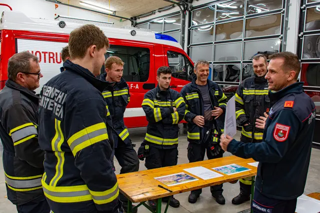 Die Übung wurde genaustens analysiert und nachbesprochen. | Foto: Pressestelle BFK UU | Thomas Traxler