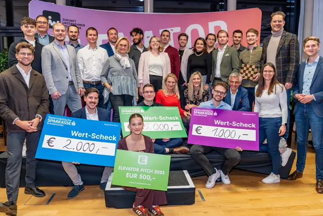 Die Junge Wirtschaft lud bereits zum 13. Mal zum Elevator Pitch. Aus knapp 80 Einreichungen wurden die besten Ideen live im Lift preäsentiert. | Foto: Christof Hütter Fotografie