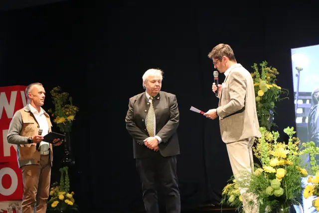 Andreas Fahrern (Mitte) erhielt eine Ehrung für seine Verdienste um die Wirtschaftskammer. | Foto: Thomas Seelos