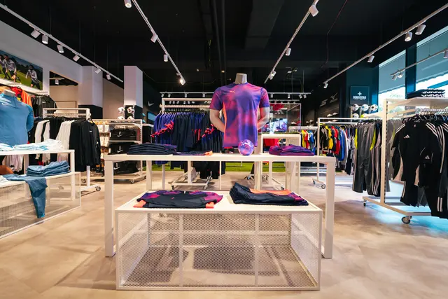 Neuer Standort, neues Kapitel: Der moderne Shop von ABSOLUTE Teamsport Tirol in der Bahnhofstraße 54a öffnet am 13. November seine Türen. | Foto: CREW10