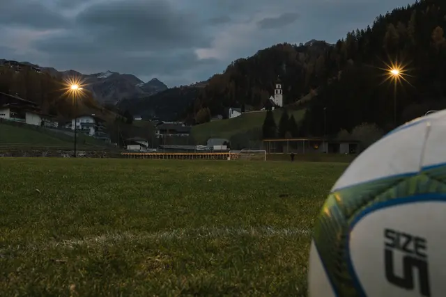 Tolle Sache: Die neue Flutlichtanlage am Naviser Sportplatz. | Foto: Victoria Hörtnagl