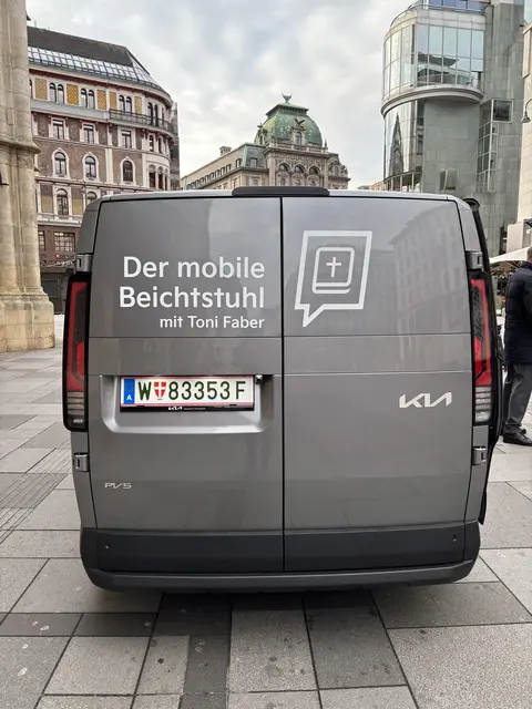 Wer das Beichtmobil sieht, kann sich eine sofortige Beichte überlegen – immerhin wird man dabei von den eigenen Sünden losgesprochen. | Foto: Mathias Kautzky/MeinBezirk