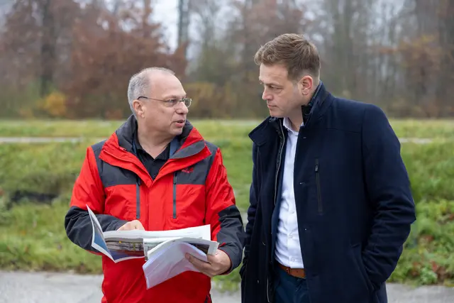 Landesrat Stefan Kaineder (rechts) mit Kronstorfs Bürgermeister Christian Kolarik, der über lokale Maßnahmen informierte. | Foto: Land OÖ