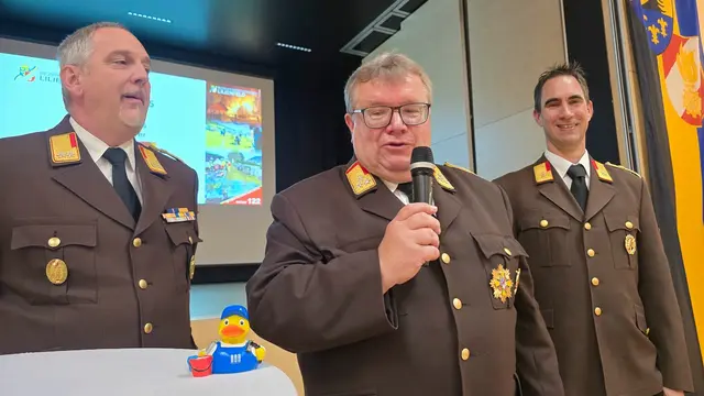 Anton Weiss, ein begeisteter Sammler von Gummienten, bekommt eine zu seiner Sammlung dazu vom neuen Bezirkskommando | Foto: zVg. EHBI Christian Teis (Presse 11), BFKDO Lilienfeld