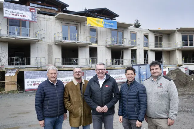 Bgm. Helmut Berger, Architekt Günther Gasteiger, NHT-GF Johannes Tratter, 2. Vize-Bgm. Manuel Pichler und Thomas Rautenberg (Baufirma Fröschl) freuen sich über den Baufortschritt am Katzenbühel. Die Schlüsselübergabe ist bis zum Sommer 2026 geplant. | Foto: NHT/Karg