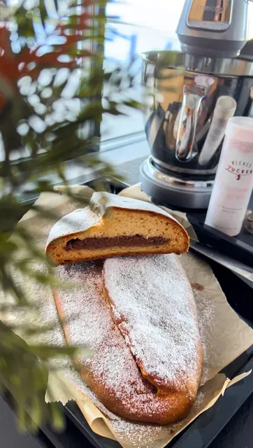 Weihnachtsstollen mit Nussfülle | Foto: Frauscher