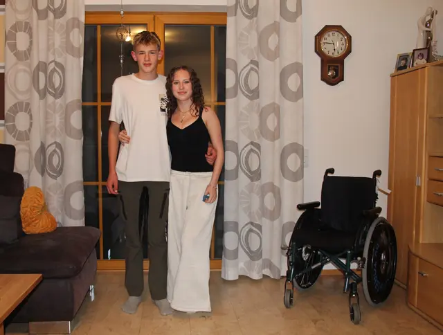 Lukas und Anna sind gut befreundet. Er stützt die 15-Jährige, damit sie nicht im Rollstuhl sitzen muss. | Foto: MeinBezirk/Schütz