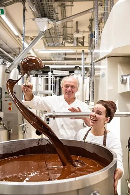 Mhm ... Schokolade: Josef und Julia Zotter tüfteln stetig an neuen Sorten und überraschen gerne die Gaumen ihrer Kundinnen und Kunden. | Foto: J. Jud/Zotter