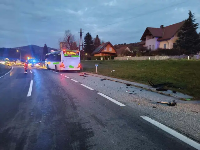 Die Insassen des Linienbusses blieben zum Glück unverletzt. | Foto: FF Köppling