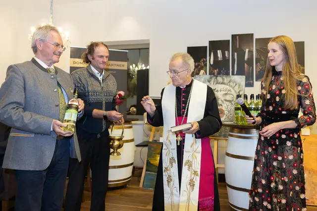 Pfarrer Willibald Steiner segnet den Wein. | Foto: Rene Brunhölzl