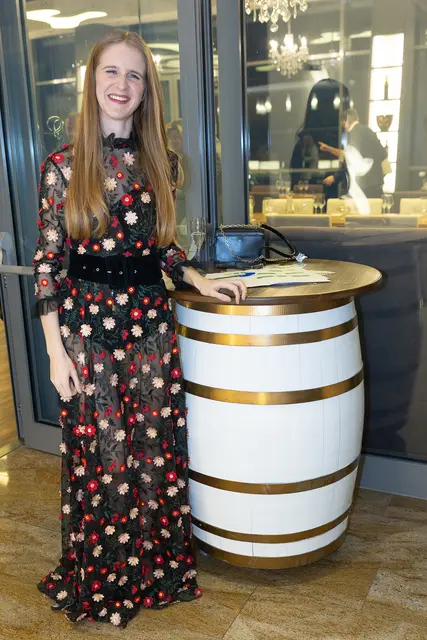 Katharina Baumgartner begrüßt die Gäste und erzählt von 300 Jahren Weingutgeschichte. | Foto: Rene Brunhölzl