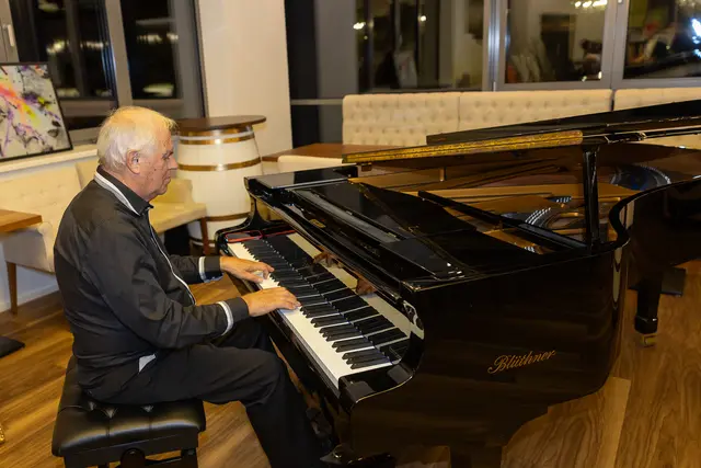 Stimmige Klavierbegleitung den ganzen Abend lang. | Foto: Rene Brunhölzl