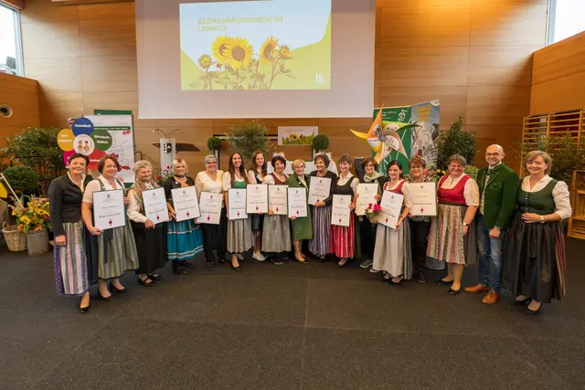 Vizepräsidentin Maria Pein, die geehrten Bäuerinnen, LABg. Bgm. Silvia Karelly, Kammerobmann Christoph Zirngast und Magdalena Siegl | Foto: Bezirkskammer