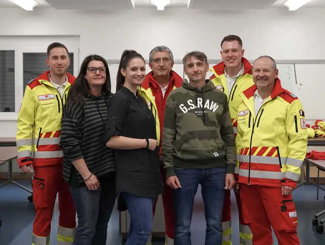 Kornelia, Selina und Andreas mit den Rotkreuz-Sanitätern und Notarzt Goda beim Wiedersehen | Foto: J. Reicher/Rotes Kreuz Stmk.