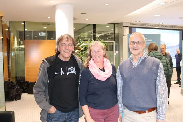Der Strenger Ortschronist Roland Mair mit Marianne und Michael Kain aus Landeck. | Foto: Elisabeth Zangerl