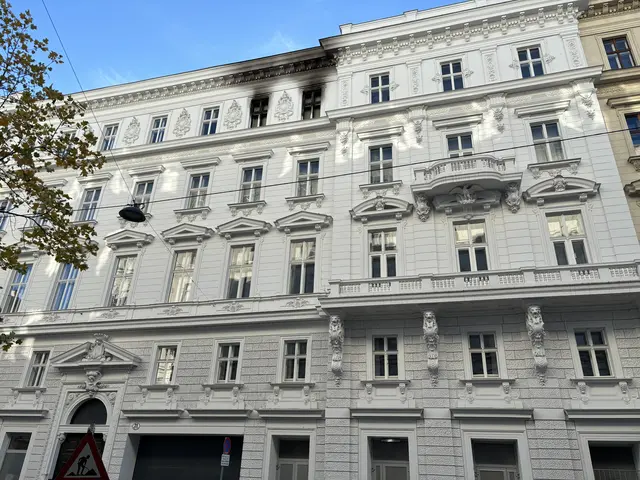 Mitte Juli ereignete sich in der Gußhausstraße ein Wohnungsbrand, bei dem ein Mann ums Leben kam. Nach wie vor erinnern die Brandmale an das Unglück. | Foto: Nathanael Peterlini/MeinBezirk