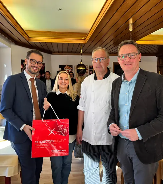 Von links nach rechts: LR Sebastian Schuschnig, Obfrau der Radentheiner Wirtschaft Sabine Lassnig-Walder, Emanuel Stadler, BGM Michael Maier | Foto: Stadtgemeinde Radenthein
