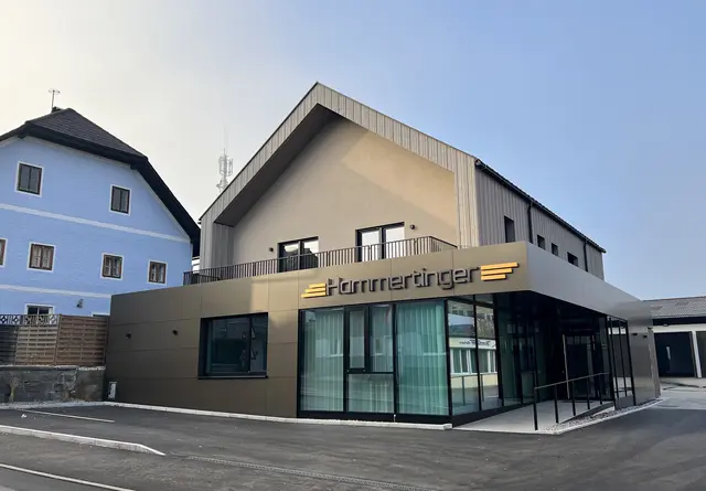 Im Herbst 2024 begann der Neubau, genau 50 Jahre nach der Errichtung des bisherigen Büros in Frankenburg. | Foto: Hammertinger Reisen
