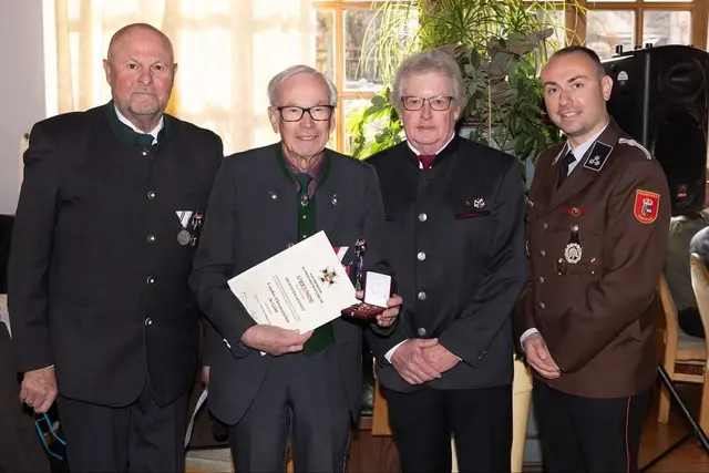 Obmann Sigi Maziborsky, Obm.-Stellvertr. Dkfm Peter Griesser der mit dem Landesehrenzeichen in Gold geehrt wurde, Bez.Obm.-Stellvertr. Reinhold Brandstätter und Bürgermeister Domenik David. 
 | Foto: Photoart Reifmüller