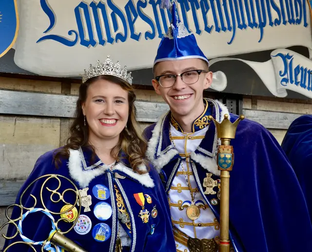 Das Prinzenpaar „Stefanie I. (Scherz) vom Juridicum“ und „Benjamin I. (Seiser) vom Aktensturm“ bleiben ein weiteres Jahr an der Spitze der Faschingsgilde Neunkirchen. | Foto: Elisabeth Peinsipp