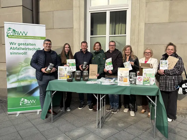 Markus Brechlmacher (li) und das Team vom AWV Leibnitz klärten umfassend auf, auch die politischen Vertreter rund um Bgm. Daniel Kos (3.v.l.) zeigten großes Interesse. | Foto: Brigitte Gady