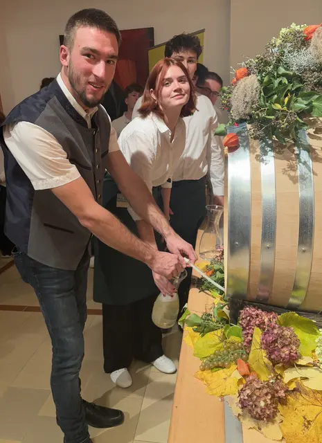 Alexander Minnich hob den Jungwein perfekt aus dem Fass.  | Foto: Wolfgang Ilkerl