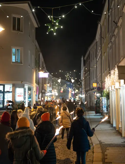 Mit dem Fackelzug soll ein wichtiges Zeichen gegen Gewalt und für Solidarität gesetzt werden. | Foto: infilmity/Jakob Kreinecker