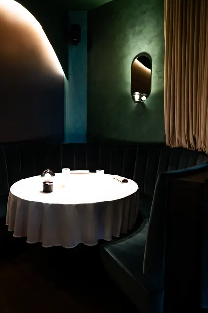 Jeder Tisch hat einen direkten Blick in die Küche. | Foto: Claus Kadrnoschka