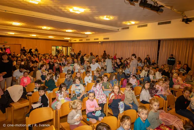 Voller Ungeduld warten die Kinder bis alle Kartenbesitzer in den Saal kamen und die Aufführung beginnt. | Foto: www.cine-motion.at / Ivanek