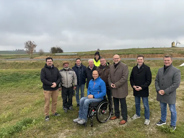Vertreter der Marktgemeinde Gastern und den beteiligten Firmen beim neuen Siedlungsgebiet. | Foto: Daniel Schmidt