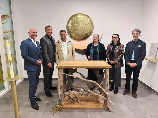 Von links: David Allerstorfer, Bürgermeister Feldkirche, Johann Stroblmair, Geschäftsführer FraGes Holding GmbH, Prior Bruder Thomas Hessler, Europakloster Gut Aich, St. Gilgen, Sr. Angelika Garstenauer, Generaloberin Franziskanerinnen von Vöcklabruck, Deborah Neumüller, Geschäftsführerin FraDomo GmbH, Erwin Windischbauer, Geschäftsführer FraGes Holding GmbH | Foto: Magdalena Wilhelm