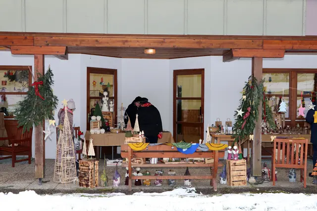 In den Werkstätten wurden in Handarbeit kreative Unikate gefertigt, die beim Adventmarkt zum Verkauf angeboten werden. | Foto: Manfred J. Schusser