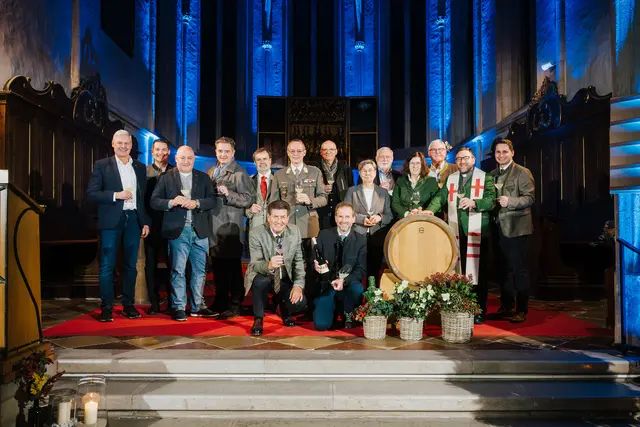 v.li.n.re.: SPAR-Vorstand Hans K. Reisch, Ursin Haus GF Wolfgang Schwarz, Schauspieler Rudi Roubinek, Intendant Christoph Wagner-Trenkwitz, Ing. Hans Penz, General Rudolf Striedinger, Chefredakteur Harald Knabl, Tuula Nidetzky, Dr. Franz Fischler, Eva und Karl Steininger, Stadtpfarrer Jacek Zelek, Nationalratsabgeordneter Lukas Brandweiner; vorne: Bgm. Harald Leopold, Weinbauvereinsobmann Robert Herbst | Foto: ohannes Vogl / Vogelperspektive