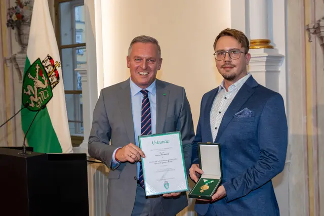 LH Mario Kunasek zeichnete Sascha Hammer mit der „Steirischen Lebensrettungsmedaille am weiß-grünen Band“ aus.
 | Foto: Land Steiermark/Robert Frankl