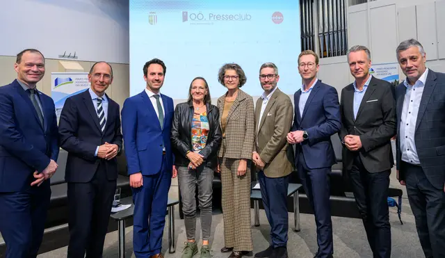 Von links: Johannes Reitinger, Peter Filzmaier, Bildungsminister Christoph Wiederkehr, Livia Klingl, Christine Haiden, Matthias C. Kettemann, Stefan Hartl, Klaus Obereder und Alfred Klampfer. | Foto: Presseclub/fotokersch