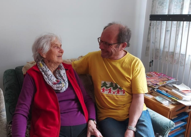 Ehrenamtliche Caritas-Mitarbeiter schenken älteren Menschen ein offenes Ohr und Zeit.  | Foto: Caritas