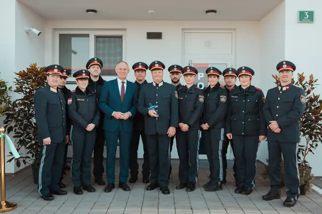 Das Team der neu eröffneten Polizeiinspektion in Lieboch mit Innenminister Gerhard Karner | Foto: LPD Stmk – Martinelli