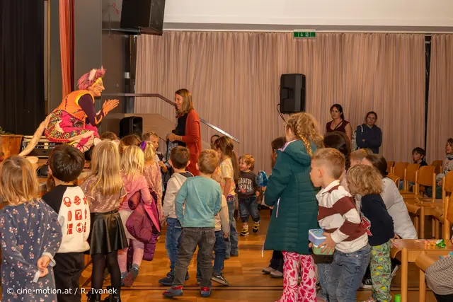 Florian von seiner Mama begleitet holt sich seinen Gewinn. | Foto: www.cine-motion.at / Ivanek