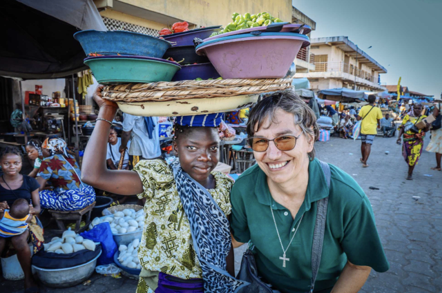 Die Don Bosco Schwester Johanna Denifl mit einer Verkäuferin auf dem Dankopta-Markt in Benin. Die Don Bosco Schwestern betreiben auf dem größten Markt Westafrikas das Schutzzentrum Baraque SOS. | Foto: Don Bosco Mission Bonn/Hartmut Schwarzbach