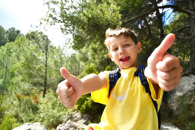 Mit dem Projekt "DabeiSein ist alles" erhalten Familien finanzielle Unterstützung, damit ihre Kinder an Schulaktivitäten teilnehmen können. (Symbolfoto)  | Foto: stock.adobe.com/at/Natallia Vintsik  