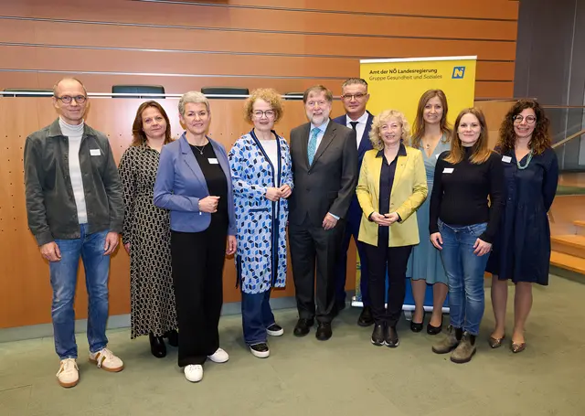 Im Bild (v.l.n.r.): Martin Nagl-Cupal (Universität Wien), Johanna Stefsky (Landesverband Hospiz NÖ), Christiane Kreyer (UMIT Tirol), Landesrätin Christiane Teschl-Hofmeister, Franz Kolland (Karl Landsteiner Privatuniversität Krems), Filip Deimel (Gruppenleiter Land NÖ), Landesrätin Eva Prischl, Angelika Falkner (Land NÖ), Jasmin Eppel-Meichlinger (Karl Landsteiner Privatuniversität Krems) und Ursula Stattler (Land NÖ). | Foto: NLK Pfeiffer