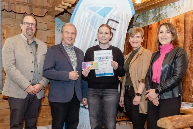 Von links: Johannes Marschner (Plusregion Obmann), Wolfgang Wagner (Bürgermeister Köstendorf), Michelle Schweiberer (ausgezeichnete Gesellin), Elisabeth Thaler (Geschäftsführerin Plusregion), und Martina Plaschke (Wirtschaftskammer Salzburg). | Foto: kameradirndl