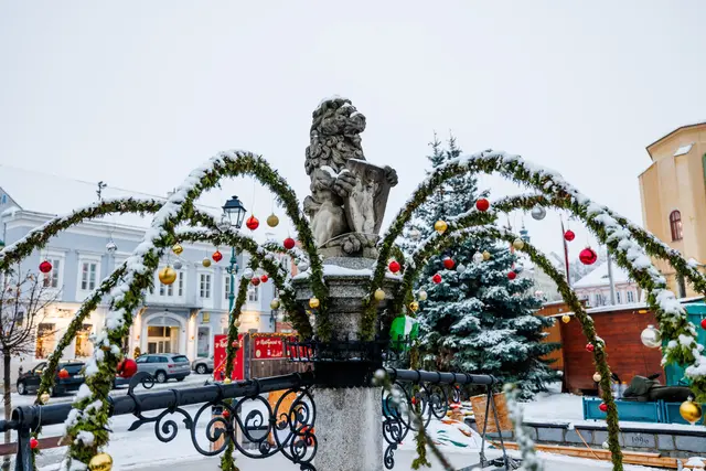 Adventstimmung am Retzer Hauptplatz mit funkelnden Lichtern und regionalen Köstlichkeiten. | Foto: Peter Buchgraber