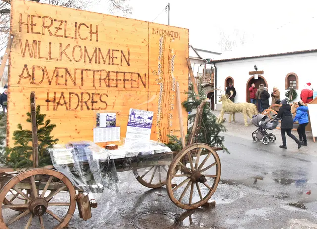 91 Standeln bereicherten den Adventmarkt. | Foto: Herbert Schleich