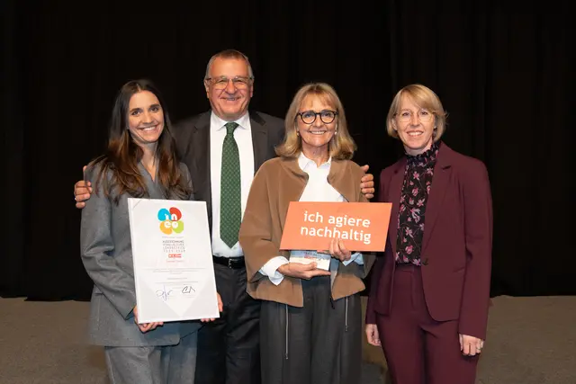 Elisabeth, Franz und Margit Forstenlechner mit Eveline Grabmann, Obfrau der Wirtschaftskammer Perg. | Foto: Tatiana Böcksteiner/cityfoto.at