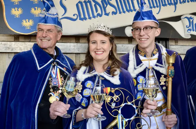 Präsident des Niederösterreichischen Landtages Karl Wilfing mit dem Prinzenpaar Stefanie und Benjamin. | Foto: Elisabeth Peinsipp