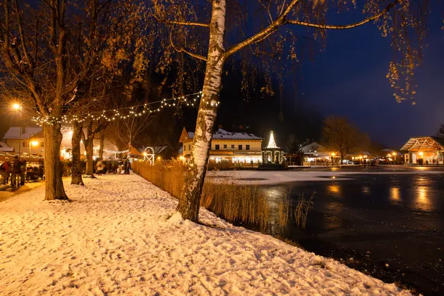 Besonders malerisch, wenn Schnee liegt: der Advent im Lichterpark in Puchberg am Schneeberg. | Foto: Gemeinde Puchberg